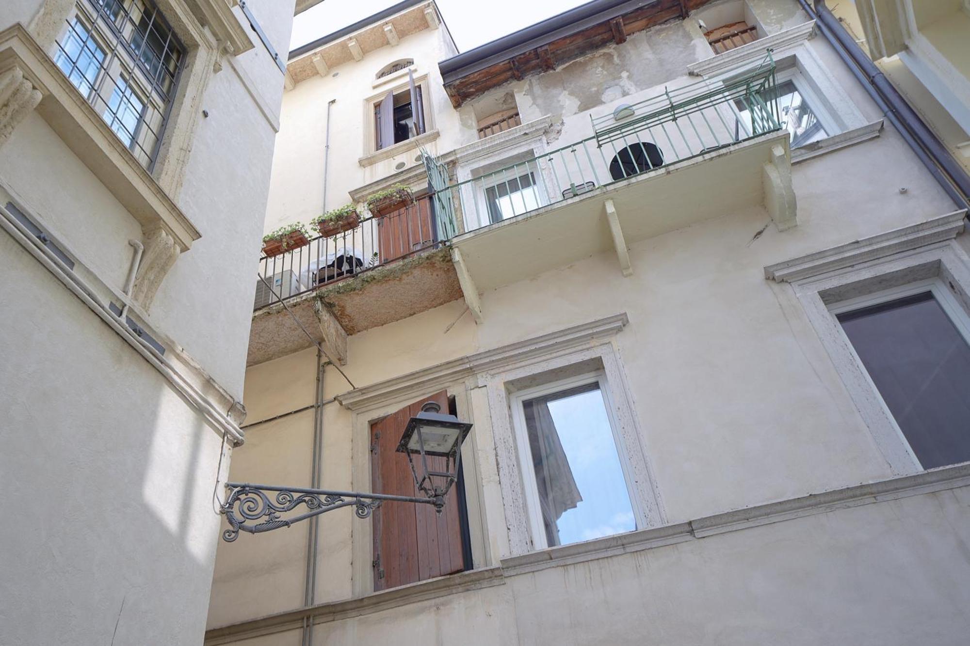 Palazzo Di Giulietta - Juliet'S Palace Верона Екстериор снимка