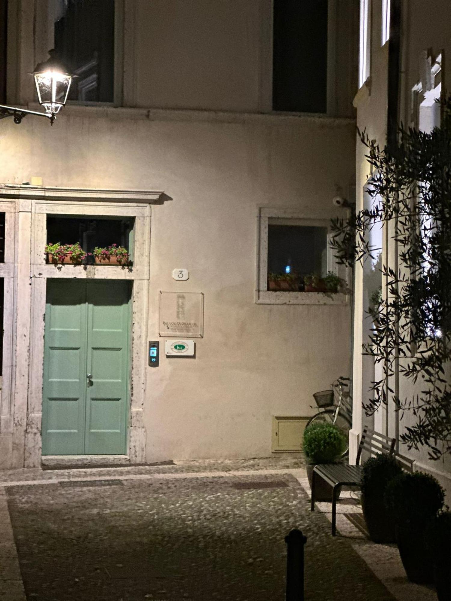 Palazzo Di Giulietta - Juliet'S Palace Верона Екстериор снимка